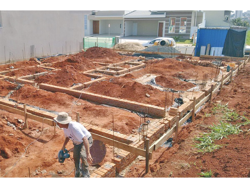 Sobrado no Condomínio Dona Lucilla, em Indaiatuba/SP. Terreno com 360 m² e 280 m² de construção. Quatro suítes, sendo uma com closet; piscina com SPA e aquecimento solar, além do banheiro externo. Área social integrada.