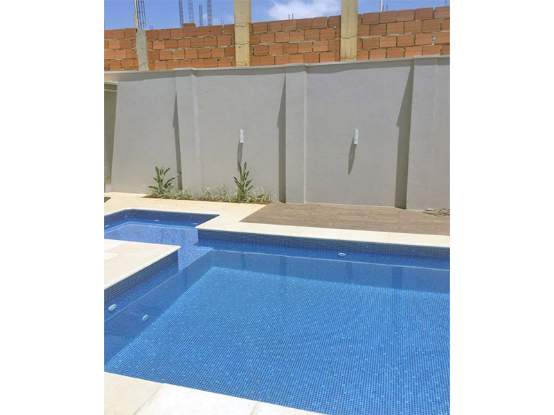Sobrado no Condomínio Dona Lucilla, em Indaiatuba/SP. Terreno com 360 m² e 280 m² de construção. Quatro suítes, sendo uma com closet; piscina com SPA e aquecimento solar, além do banheiro externo. Área social integrada.