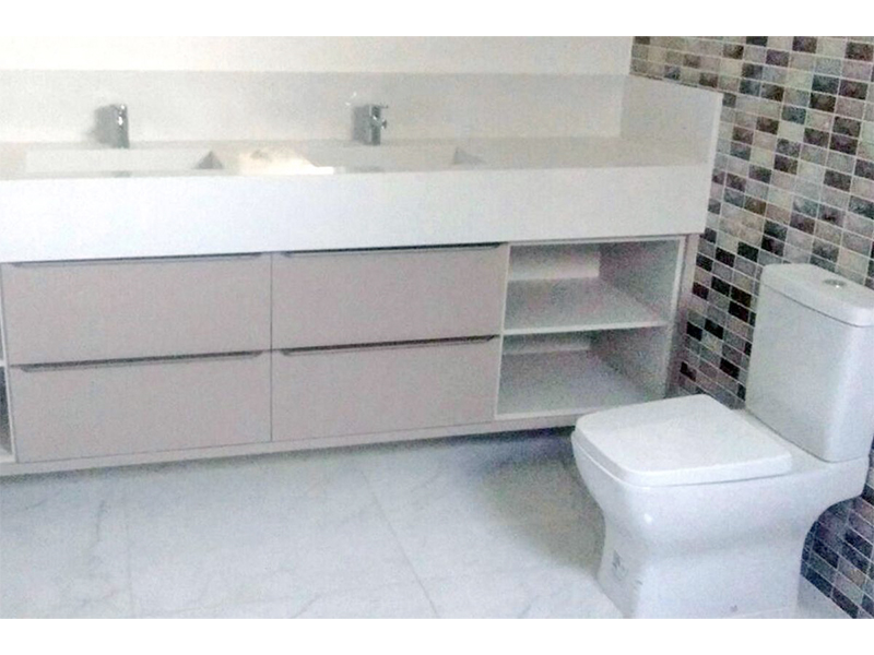 Sobrado no Condomínio Dona Lucilla, em Indaiatuba/SP. Terreno com 360 m² e 280 m² de construção. Quatro suítes, sendo uma com closet; piscina com SPA e aquecimento solar, além do banheiro externo. Área social integrada.