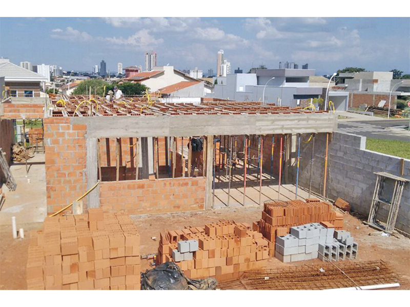 Sobrado no Condomínio Dona Lucilla, em Indaiatuba/SP. Terreno com 360 m² e 280 m² de construção. Quatro suítes, sendo uma com closet; piscina com SPA e aquecimento solar, além do banheiro externo. Área social integrada.