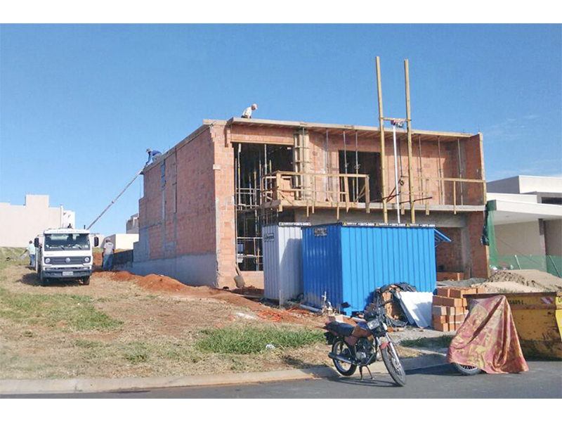 Sobrado no Condomínio Dona Lucilla, em Indaiatuba/SP. Terreno com 360 m² e 280 m² de construção. Quatro suítes, sendo uma com closet; piscina com SPA e aquecimento solar, além do banheiro externo. Área social integrada.