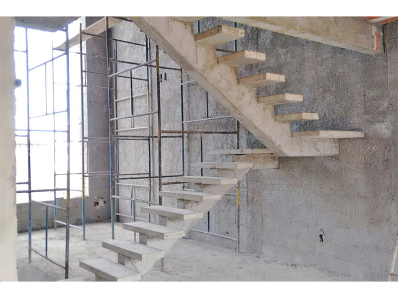 Sobrado no Condomínio Dona Lucilla, em Indaiatuba/SP. Terreno com 360 m² e 280 m² de construção. Quatro suítes, sendo uma com closet; piscina com SPA e aquecimento solar, além do banheiro externo. Área social integrada.