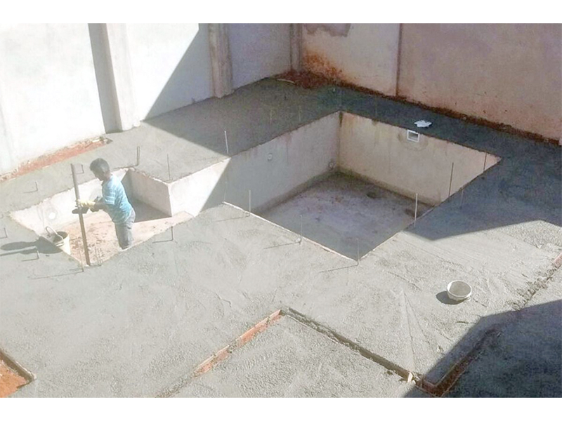 Sobrado no Condomínio Dona Lucilla, em Indaiatuba/SP. Terreno com 360 m² e 280 m² de construção. Quatro suítes, sendo uma com closet; piscina com SPA e aquecimento solar, além do banheiro externo. Área social integrada.
