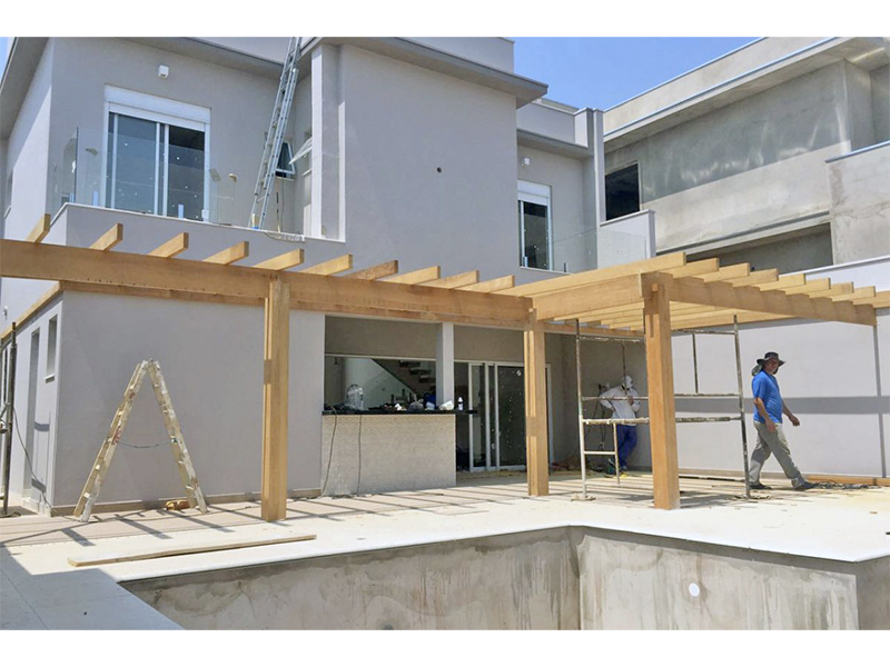 Sobrado no Condomínio Dona Lucilla, em Indaiatuba/SP. Terreno com 360 m² e 280 m² de construção. Quatro suítes, sendo uma com closet; piscina com SPA e aquecimento solar, além do banheiro externo. Área social integrada.