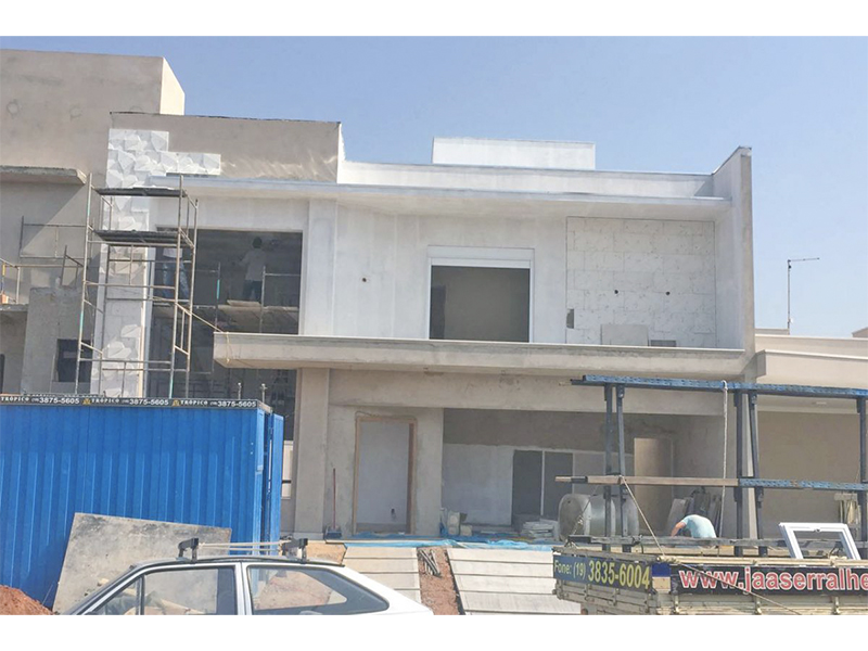 Sobrado no Condomínio Dona Lucilla, em Indaiatuba/SP. Terreno com 360 m² e 280 m² de construção. Quatro suítes, sendo uma com closet; piscina com SPA e aquecimento solar, além do banheiro externo. Área social integrada.