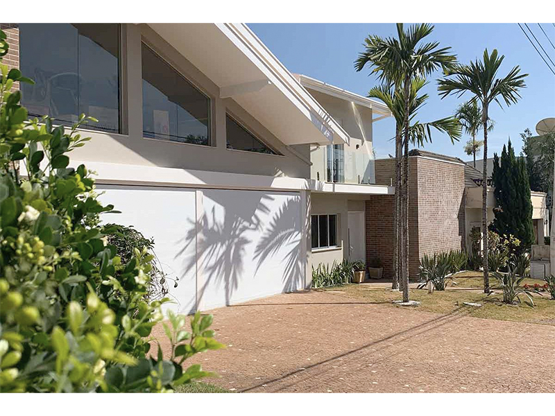 Reforma Completa de Sobrado no Condomínio Vila Romana, em Indaiatuba/SP. Terreno com 800 m² e 515 m² construídos. Modernização total do imóvel: substituição de acabamentos, marcenaria, pintura, ampliação e novo design nos ambientes.