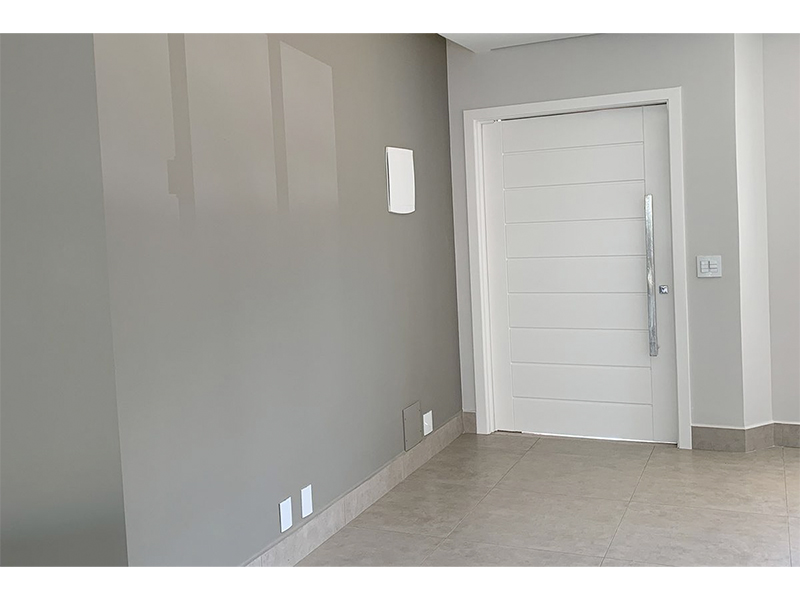 Reforma Completa de Sobrado no Condomínio Vila Romana, em Indaiatuba/SP. Terreno com 800 m² e 515 m² construídos. Modernização total do imóvel: substituição de acabamentos, marcenaria, pintura, ampliação e novo design nos ambientes.