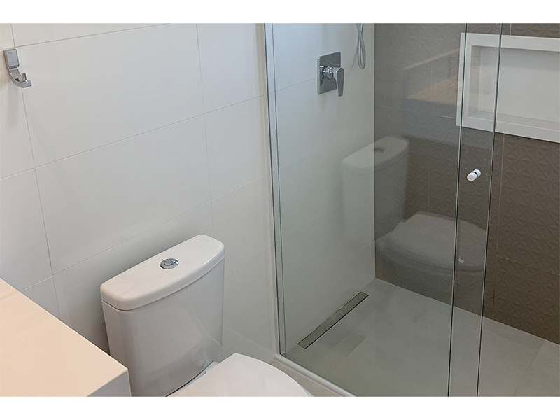 Reforma Completa de Sobrado no Condomínio Vila Romana, em Indaiatuba/SP. Terreno com 800 m² e 515 m² construídos. Modernização total do imóvel: substituição de acabamentos, marcenaria, pintura, ampliação e novo design nos ambientes.