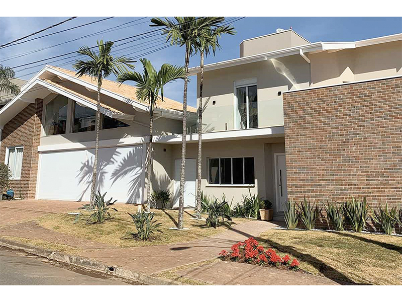 Reforma Completa de Sobrado no Condomínio Vila Romana, em Indaiatuba/SP. Terreno com 800 m² e 515 m² construídos. Modernização total do imóvel: substituição de acabamentos, marcenaria, pintura, ampliação e novo design nos ambientes.