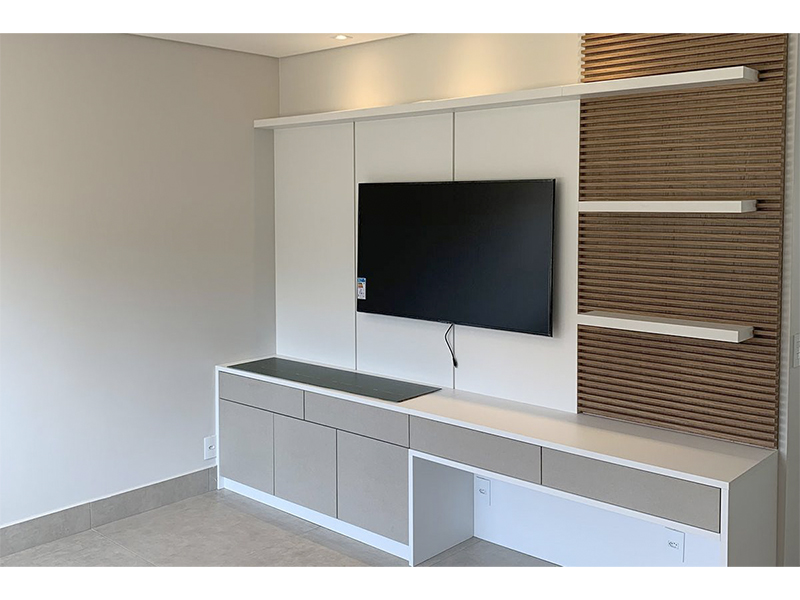 Reforma Completa de Sobrado no Condomínio Vila Romana, em Indaiatuba/SP. Terreno com 800 m² e 515 m² construídos. Modernização total do imóvel: substituição de acabamentos, marcenaria, pintura, ampliação e novo design nos ambientes.