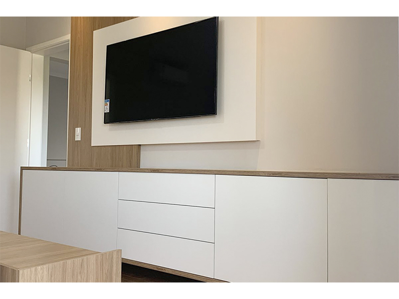 Reforma Completa de Sobrado no Condomínio Vila Romana, em Indaiatuba/SP. Terreno com 800 m² e 515 m² construídos. Modernização total do imóvel: substituição de acabamentos, marcenaria, pintura, ampliação e novo design nos ambientes.