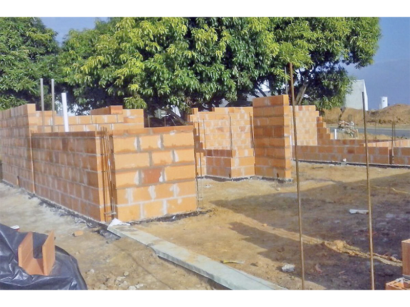Sobrado no Residencial Duas Marias, em Indaiatuba/SP. Com 270 m² construídos e 360 m² de terreno. Escada revestida em granito e guarda corpo de vidro. Quatro suítes, sendo uma com closet, e área social integrada. 