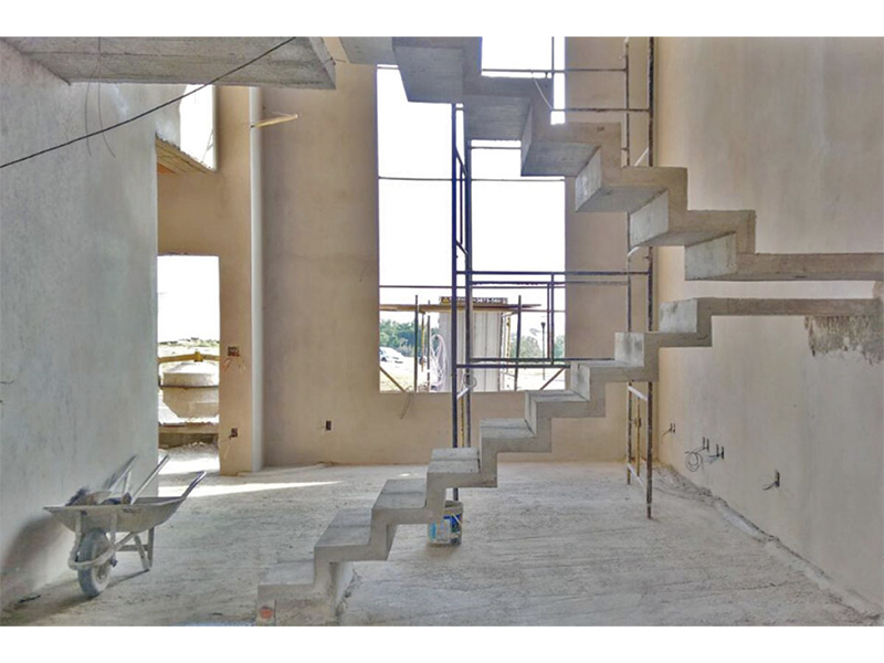 Sobrado no Residencial Duas Marias, em Indaiatuba/SP. Com 270 m² construídos e 360 m² de terreno. Escada revestida em granito e guarda corpo de vidro. Quatro suítes, sendo uma com closet, e área social integrada. 
