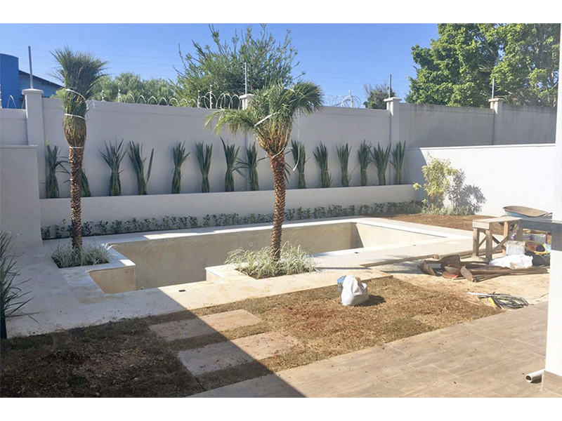Sobrado no Residencial Duas Marias, em Indaiatuba/SP. Com 270 m² construídos e 360 m² de terreno. Escada revestida em granito e guarda corpo de vidro. Quatro suítes, sendo uma com closet, e área social integrada. 