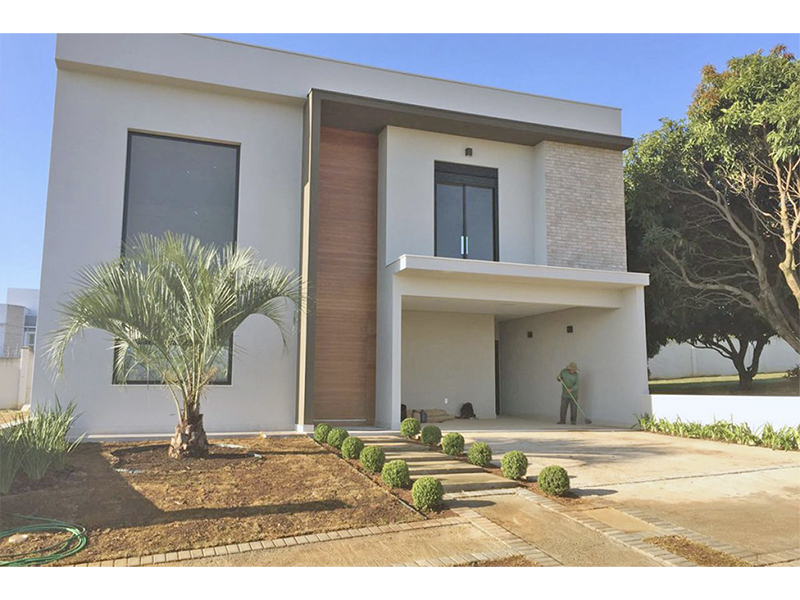 Sobrado no Residencial Duas Marias, em Indaiatuba/SP. Com 270 m² construídos e 360 m² de terreno. Escada revestida em granito e guarda corpo de vidro. Quatro suítes, sendo uma com closet, e área social integrada. 