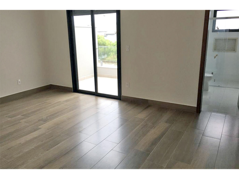 Sobrado no Residencial Duas Marias, em Indaiatuba/SP. Com 270 m² construídos e 360 m² de terreno. Escada revestida em granito e guarda corpo de vidro. Quatro suítes, sendo uma com closet, e área social integrada. 