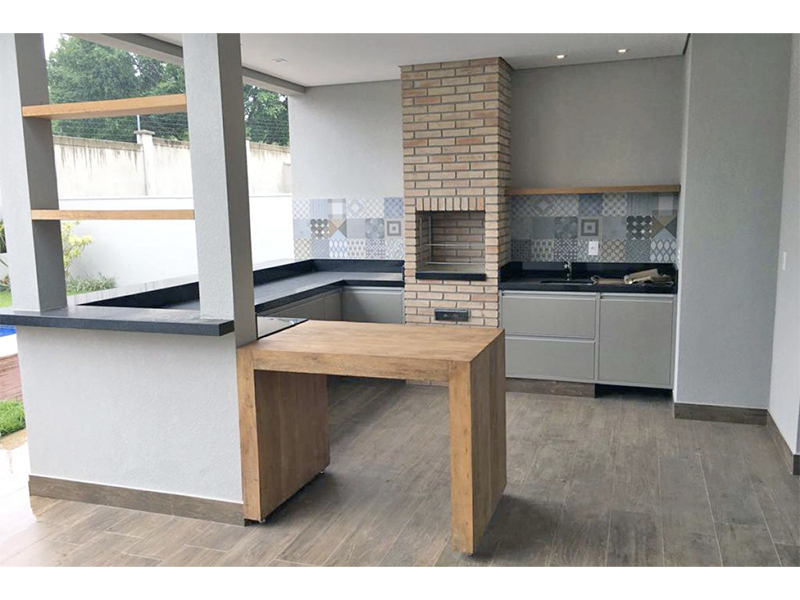 Sobrado no Residencial Duas Marias, em Indaiatuba/SP. Com 270 m² construídos e 360 m² de terreno. Escada revestida em granito e guarda corpo de vidro. Quatro suítes, sendo uma com closet, e área social integrada. 