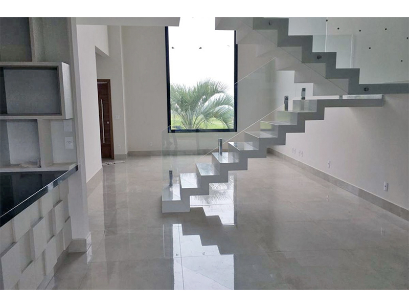 Sobrado no Residencial Duas Marias, em Indaiatuba/SP. Com 270 m² construídos e 360 m² de terreno. Escada revestida em granito e guarda corpo de vidro. Quatro suítes, sendo uma com closet, e área social integrada. 