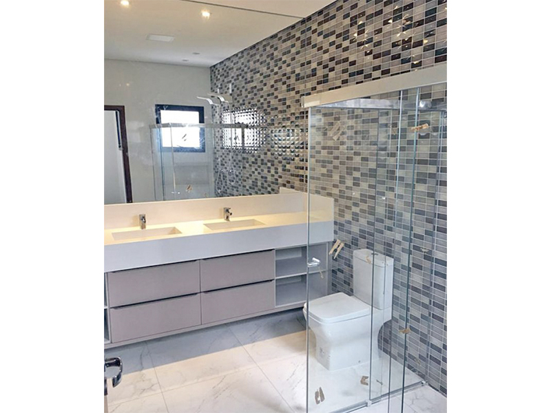 Sobrado no Residencial Duas Marias, em Indaiatuba/SP. Com 270 m² construídos e 360 m² de terreno. Escada revestida em granito e guarda corpo de vidro. Quatro suítes, sendo uma com closet, e área social integrada. 