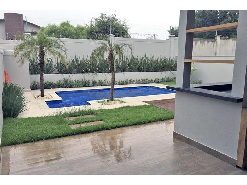 Sobrado no Residencial Duas Marias, em Indaiatuba/SP. Com 270 m² construídos e 360 m² de terreno. Escada revestida em granito e guarda corpo de vidro. Quatro suítes, sendo uma com closet, e área social integrada. 