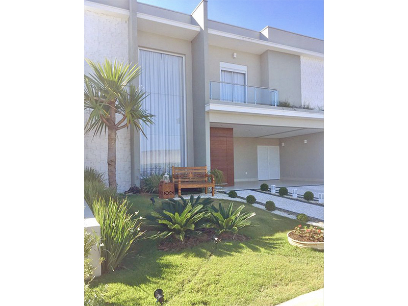 Sobrado no Residencial Maria Dulce, em Indaiatuba/SP. Terreno com 350 m² e 250 m² de construção. Escada revestida em granito e guarda corpo de vidro. Área social integrada. Três suítes, uma delas com closet. Piscina com SPA e aquecimento solar.