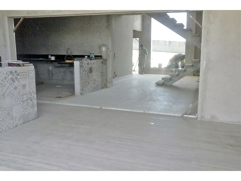 Sobrado no Residencial Maria Dulce, em Indaiatuba/SP. Terreno com 350 m² e 250 m² de construção. Escada revestida em granito e guarda corpo de vidro. Área social integrada. Três suítes, uma delas com closet. Piscina com SPA e aquecimento solar.