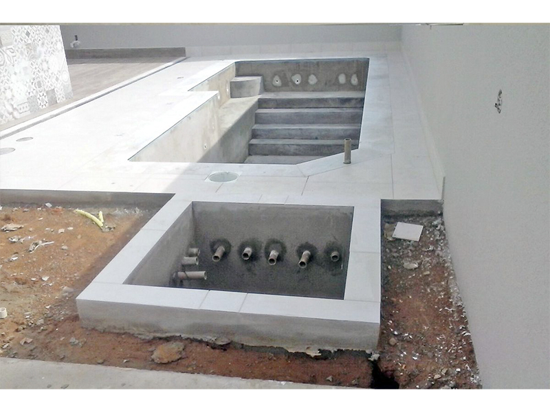 Sobrado no Residencial Maria Dulce, em Indaiatuba/SP. Terreno com 350 m² e 250 m² de construção. Escada revestida em granito e guarda corpo de vidro. Área social integrada. Três suítes, uma delas com closet. Piscina com SPA e aquecimento solar.