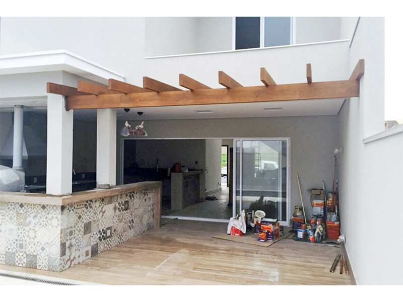 Sobrado no Residencial Maria Dulce, em Indaiatuba/SP. Terreno com 350 m² e 250 m² de construção. Escada revestida em granito e guarda corpo de vidro. Área social integrada. Três suítes, uma delas com closet. Piscina com SPA e aquecimento solar.