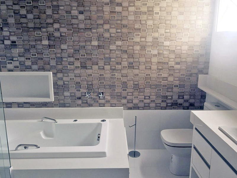 Sobrado no Residencial Maria Dulce, em Indaiatuba/SP. Terreno com 350 m² e 250 m² de construção. Escada revestida em granito e guarda corpo de vidro. Área social integrada. Três suítes, uma delas com closet. Piscina com SPA e aquecimento solar.