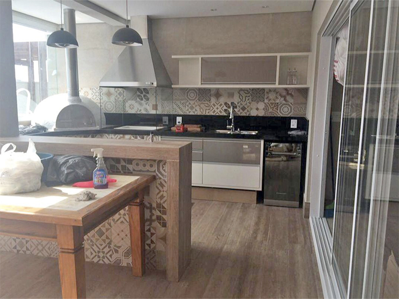 Sobrado no Residencial Maria Dulce, em Indaiatuba/SP. Terreno com 350 m² e 250 m² de construção. Escada revestida em granito e guarda corpo de vidro. Área social integrada. Três suítes, uma delas com closet. Piscina com SPA e aquecimento solar.