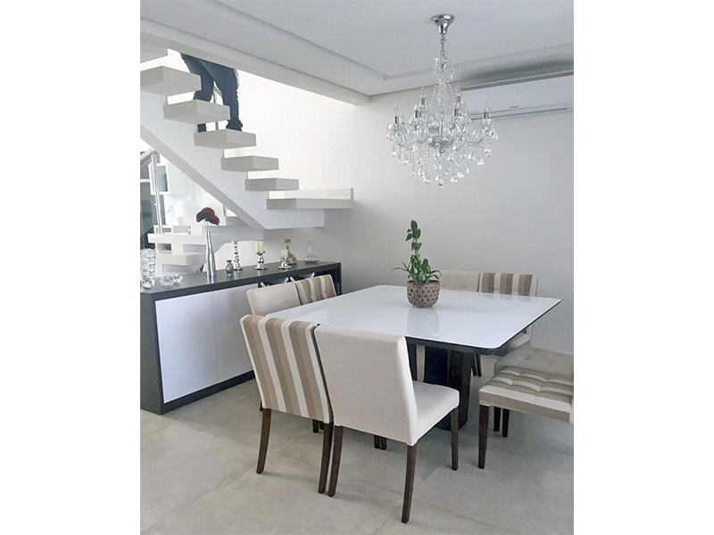 Sobrado no Residencial Maria Dulce, em Indaiatuba/SP. Terreno com 350 m² e 250 m² de construção. Escada revestida em granito e guarda corpo de vidro. Área social integrada. Três suítes, uma delas com closet. Piscina com SPA e aquecimento solar.