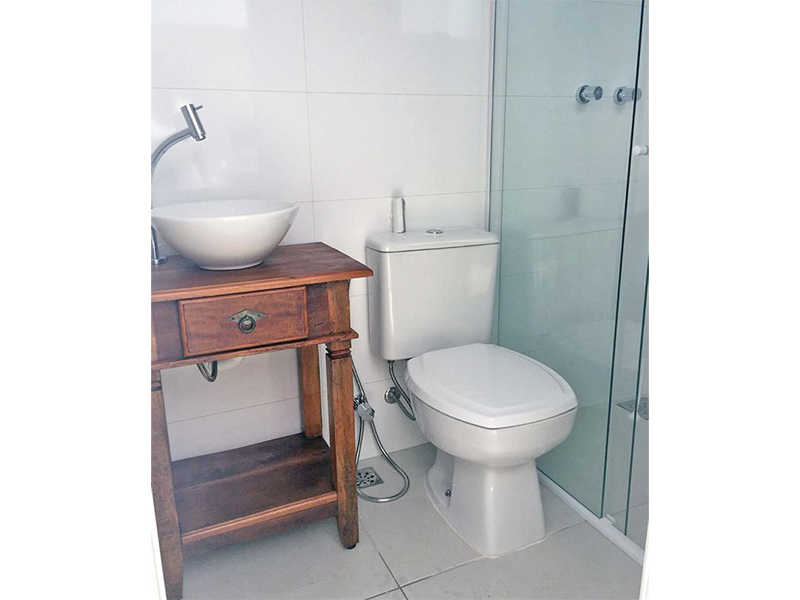 Sobrado no Residencial Maria Dulce, em Indaiatuba/SP. Terreno com 350 m² e 250 m² de construção. Escada revestida em granito e guarda corpo de vidro. Área social integrada. Três suítes, uma delas com closet. Piscina com SPA e aquecimento solar.