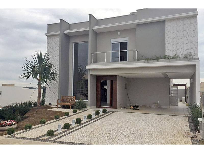 Sobrado no Residencial Maria Dulce, em Indaiatuba/SP. Terreno com 350 m² e 250 m² de construção. Escada revestida em granito e guarda corpo de vidro. Área social integrada. Três suítes, uma delas com closet. Piscina com SPA e aquecimento solar.